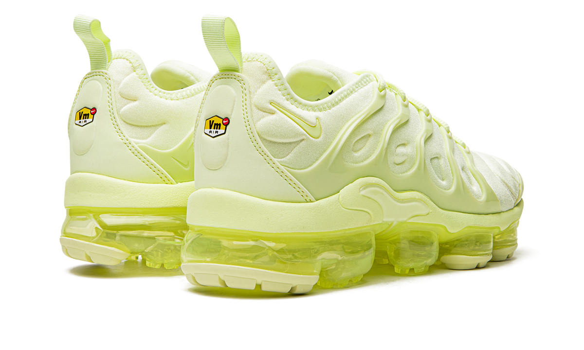 AIR VAPORMAX PLUS WMNS DJ3023 700