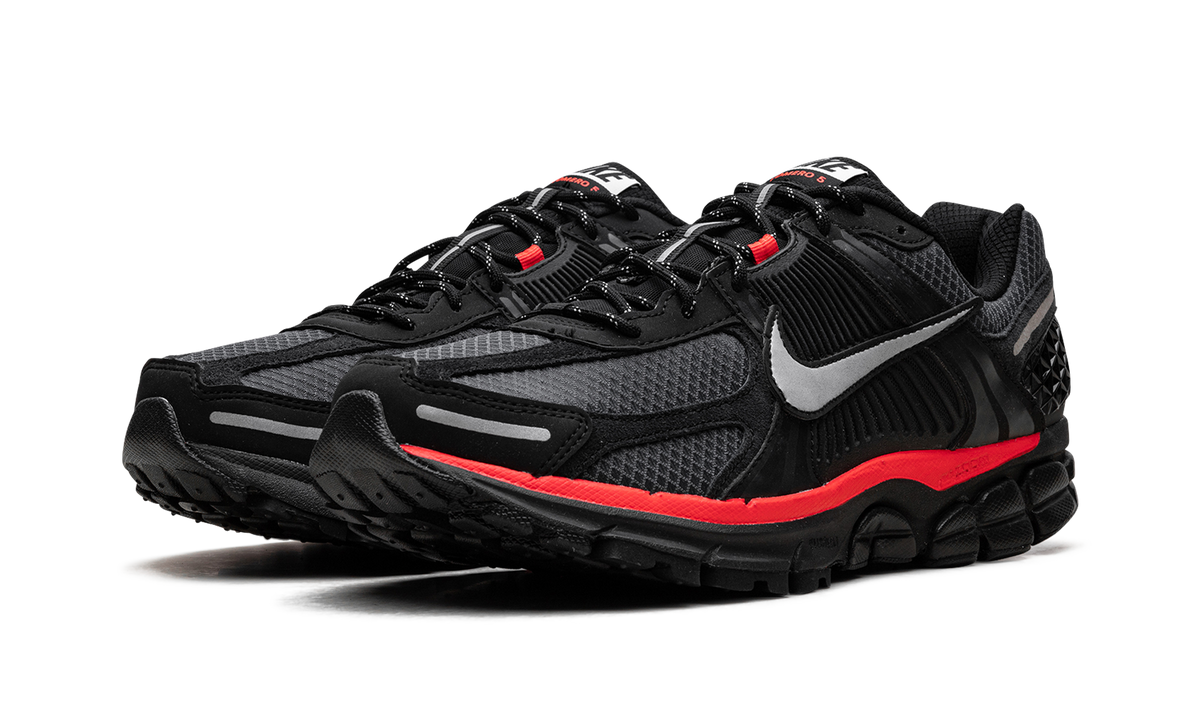 Zoom Vomero 5 "Black Metallic University Red" HV2527 002
